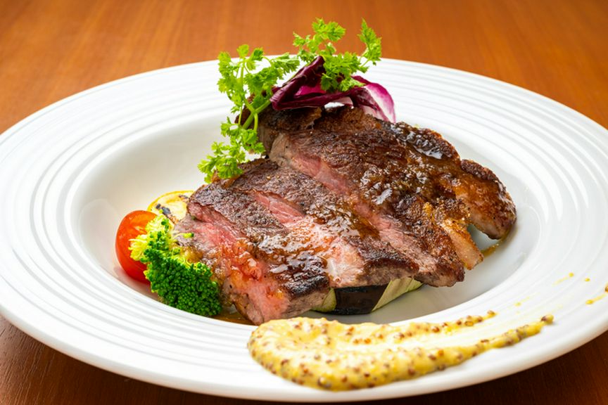 国産牛ロース肉のステーキ