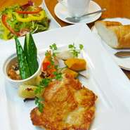 スープ・サラダ・メイン・ライスorパンで1320円