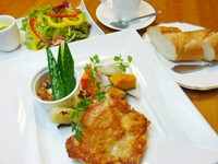 スープ・サラダ・メイン・ライスorパンで1320円