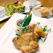 サラダ・本日のスープ・メインディッシュ・ライスorパン
＊土日祝日・繁忙期は価格が1500円（税込1650円）になります。