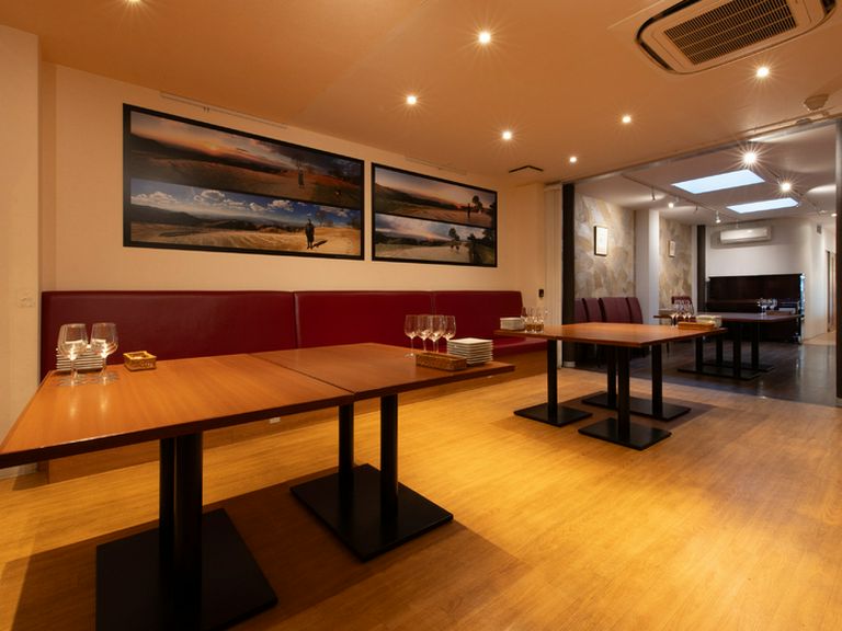 大箱で利用しやすい店内。駅近くでゲストにも喜ばれます。