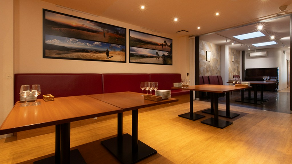 大箱で利用しやすい店内。駅近くでゲストにも喜ばれます。