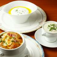 『オニオングラタンスープ』『かぼちゃのポタージュ、カプチーノ仕立て』などさまざまな食材のスープをつくっています。季節の『牡蠣のクラムチャウダー』は奈良の地酒を使ったおすすめの一品です。