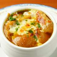 さまざまな種類の野菜を召し上がっていただけるように、地元で穫れるものは地元のものを。それ以外は食材にあった産地を厳選し、四季折々の野菜を仕入れています。新鮮さ、また種類の多さにこだわっています。