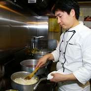 熱いものはアツアツで、できたてを食べていただけるよう調理しています。またお待たせしないよう十分に下準備をし、タイミングを考えて提供。ひとりひとりのお客さまを大切に考えた対応を心がけています。