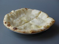 のびるチーズが入ったナン※はちみつ等の甘味は入っていません