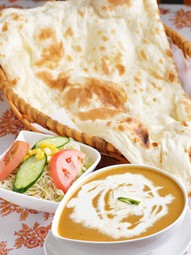 平日限定！カレーの料金にナン(ライスに変更可)とサラダがセットのお得なランチセット。