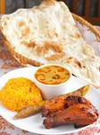 セット内容
ハーフサイズカレー（チキンまたは豚肉）
ナン、バターライス
シシカバブ、タンドリーチキン
サラダ、ドリンク
※こちらのセットはテイクアウト出来ません