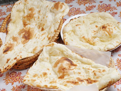 びっくりするほど大きなナン。カレーとの相性も最高です