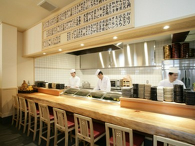 誰もが落ち着ける和のテイストの落ち着いた店内空間。