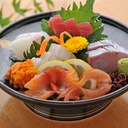 本日のお造り盛り合わせ。新鮮で上質な素材の良さを、ダイレクトに味わえる品。