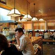明るく開放的な店内の【居酒屋けんちゃん】は気の合う仲間と語らうのに最適。