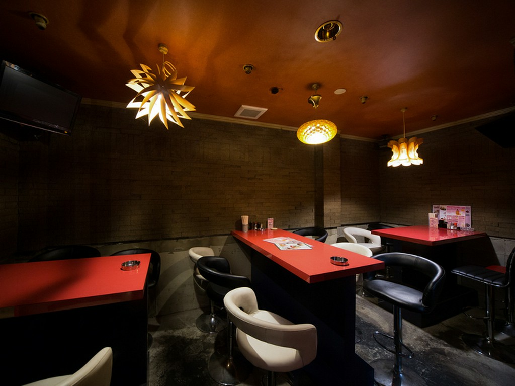 ポップなカラーと温もりある照明に包まれて、明け方までまったり