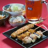 焼き鳥3本、もつ煮、小鉢2品が付くお得なメニュー。ほっこりと心が和む懐かしい味わいで、ビールや日本酒にぴったり。18～20時限定メニューで、1時間飲み放題とセットで提供しています。