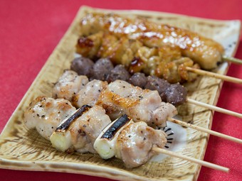 絶妙の火加減でジューシーに焼き上げた『焼き鳥盛り合わせ』