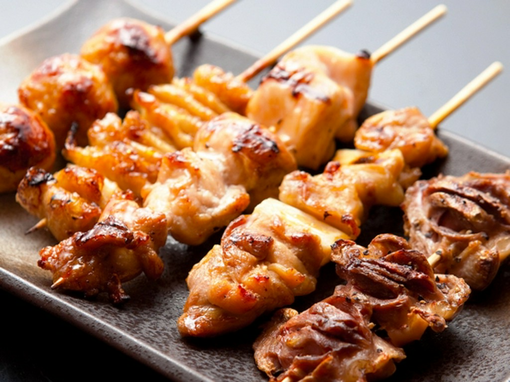 焼き台に向かい続けて8年、微妙な焼き加減、味加減を意識