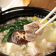 宮崎地鶏　桜姫を豚コラーゲンとたっぷり野菜で炊き上げます。女性におすすめの一品です。