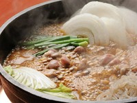 昔富田林市はすき焼きには肉はかしわ、野菜はたっぷりのねぎを使用していたことから再現しました。