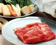 知る人ぞ知るブランド牛鹿児島黒牛のロースを自家製ごまだれでどうぞ。〆には冷たい稲庭うどんを。