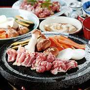桜島の溶岩を加工したプレートで焼くお肉は煙が少なく余分な油も吸ってくれるのですごくヘルシーです。
