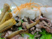 人気メニュー親鶏たたきと阿蘇の辻農園の野菜をサラダにしました。大根おろしとユズ風味の白ポンズでどうぞ