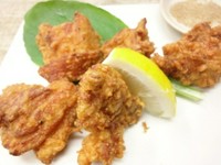 和歌山県紀の国鶏使用。レモンと山椒塩を添えてます。