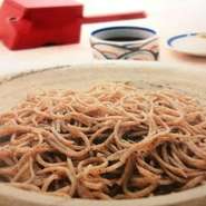 当店のおそばは山形県寒河江より取り寄せた「ではかおり」という品種を石臼で挽き手打ちしております。