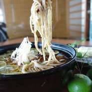 季節メニューのおそばです。すだちのさわやかな香りと茗荷の薬味が冷たいおそばによく合います。