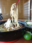 季節メニューのおそばです。すだちのさわやかな香りと茗荷の薬味が冷たいおそばによく合います。