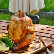テラス席限定のメニュー♪丸鶏一羽に塩コショウ、ニンニクをすりこみオーブンで豪快に焼き上げました。焼いた後は切り分けいたします。ジンジャーソースとハバネロソースでどうぞ。半身（１５００円）もあり。