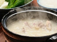 １０時間手羽を煮込んで作った白いスープで頂きます。〆の雑炊は絶品。　