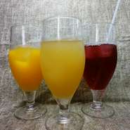 コーヒー（ホット、アイス）コカコーラ、オレンジ、マンゴージュース、ウーロン茶、ジンジャーエール