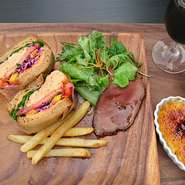 卵は木酢液を使ったネッカリッチ卵を使用。テラス席のみのメニューです。パンは低糖質パンで有名なフスボンを使用。