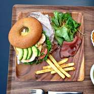 自家製熟成酒かすを使用して作った鶏ハムと野菜のベーグルサンド　スープ　デザート　ドリンク付き　テラス席のみのメニューです。