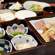 小鉢、サラダ、てんぷら４品、季節の煮物、刺身（ユバ、こんにゃく）等、蕎麦セット　2100円