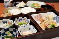 小鉢、サラダ、てんぷら４品、季節の煮物、刺身（ユバ、こんにゃく）等、蕎麦セット　2100円
