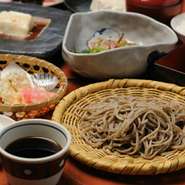 当店の1番の人気メニューです。小鉢、サラダ、手打ちそば、てんぷら５品、くず花豆富、たたき、味鶏握り等