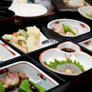 小鉢、サラダ、手打ちソバ、お弁当（味鶏握り寿司、てんぷら４品、季節の煮物、炭火焼、刺身ユバ）等