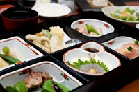 小鉢、サラダ、手打ちソバ、お弁当（味鶏握り寿司、てんぷら４品、季節の煮物、炭火焼、刺身ユバ）等