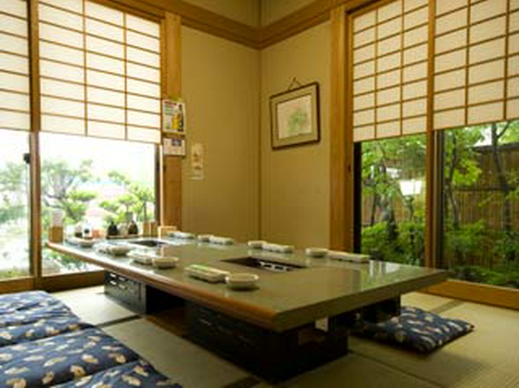 窓の景色を眺めながらのお食事が楽しめます