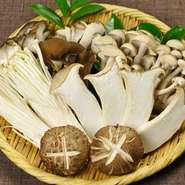 メインのお肉はもちろん、きのこや野菜などの盛り合わせも充実しております。
女性には嬉しい、自家製豆乳プリンなどをはじめ多数ご用意しております。