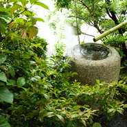 窓の景色を見ながらのお食事。落ち着きのある店内でごゆっくり