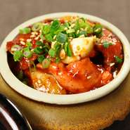三種の唐辛子と韓国みそがベースのタレに漬け込んだ、刺激的な辛さのカルビです。