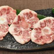 黒毛和牛の骨付きテール（尾）焼。よく動かす部位だけに味も濃厚です。