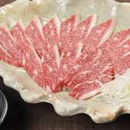 薄切りした和牛のバラ肉に割り下風の特製ダレをからめました。両面をサッと焼き卵をつけてどうぞ。