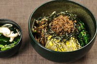 ひき肉と4種のナムルを彩った韓国風まぜご飯。