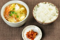 スープとご飯にミニキムチもついたお得なセットです。※ご飯の大盛りは50円増しになります。