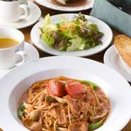 ランチメニューは、メインの「本日のパスタ」に、
スープ、サラダ、ガーリックトースト、お口直しのデザートとコーヒー又は紅茶
が付いた贅沢なセットメニューとなっております。
