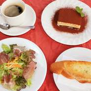 当店では、色々な食材を練りこんだ生パスタをご用意しております。それぞれの風味を持った生パスタとワインの相性は◎。お二人だけのペアリングフードをお探しください。



