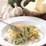 当店で使用するスパゲティはデュラムセモリナ100％を使用しています。その他の小麦は使用しておりません。
さらにイタリア製のスパゲティマシーンを使用し、伝統的な製法で造られています。